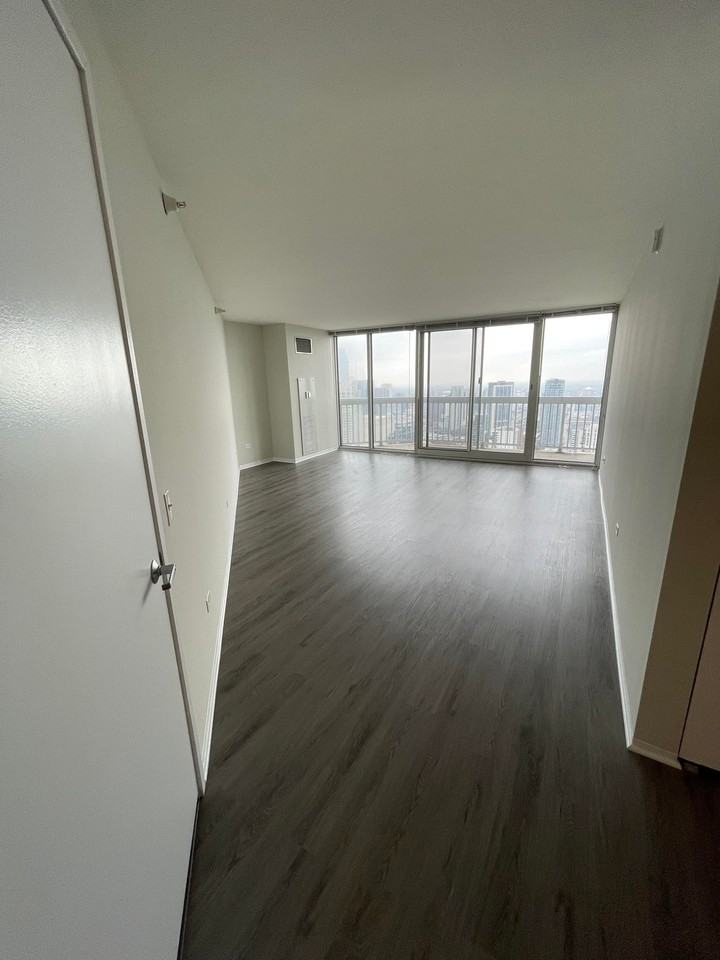 551 N State St - Photo 3 of 18