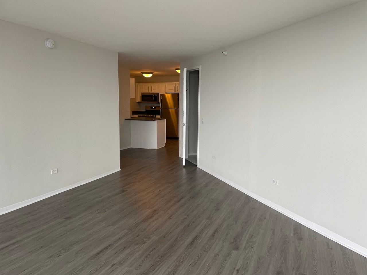 551 N State St - Photo 4 of 18