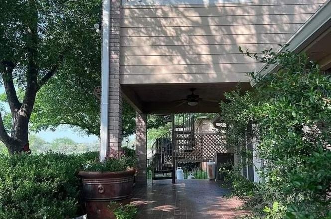 3325 Sherwin Dr - Photo 3 of 5