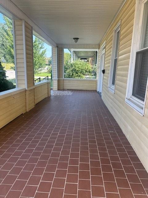 2707 Roslyn Ave - Photo 2 of 20