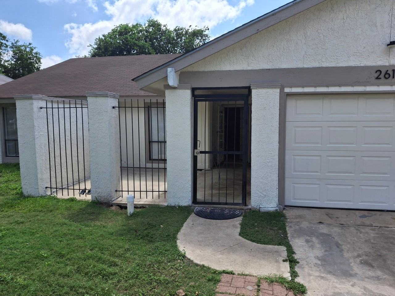 2611 Lakeledge St - Photo 2 of 17