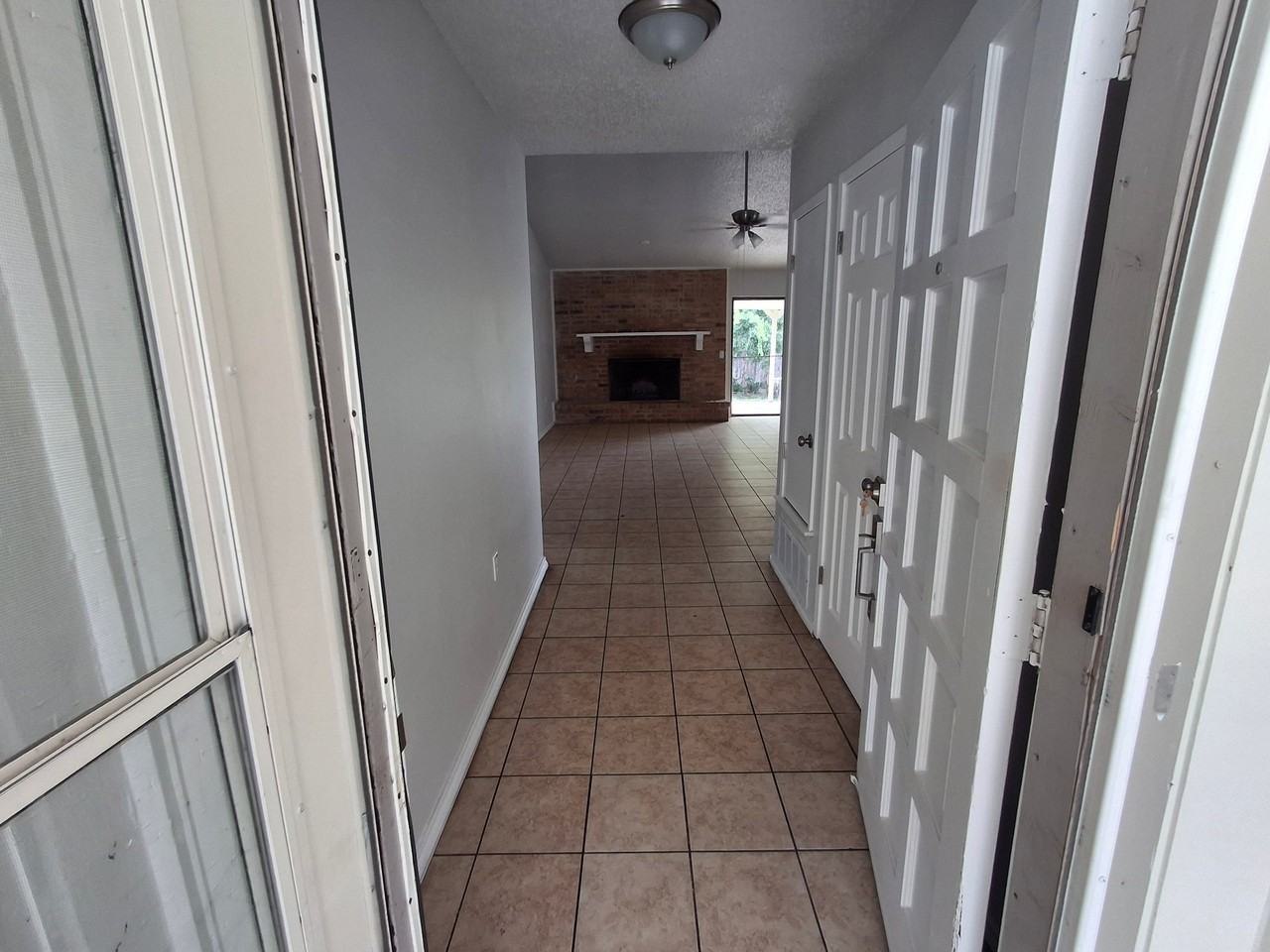 2611 Lakeledge St - Photo 3 of 17
