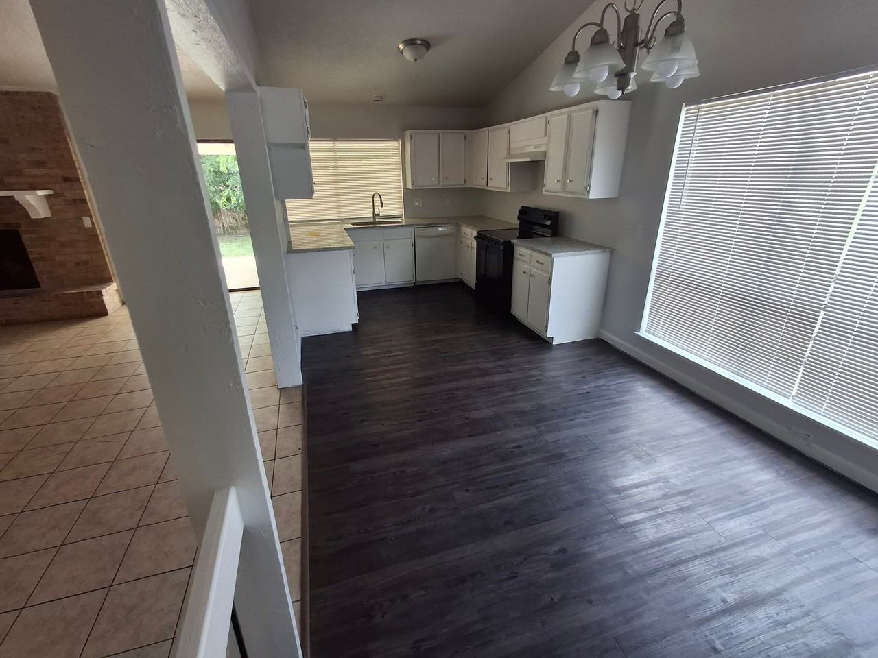 2611 Lakeledge St - Photo 4 of 17