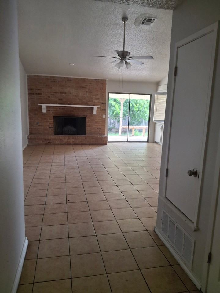 2611 Lakeledge St - Photo 6 of 17