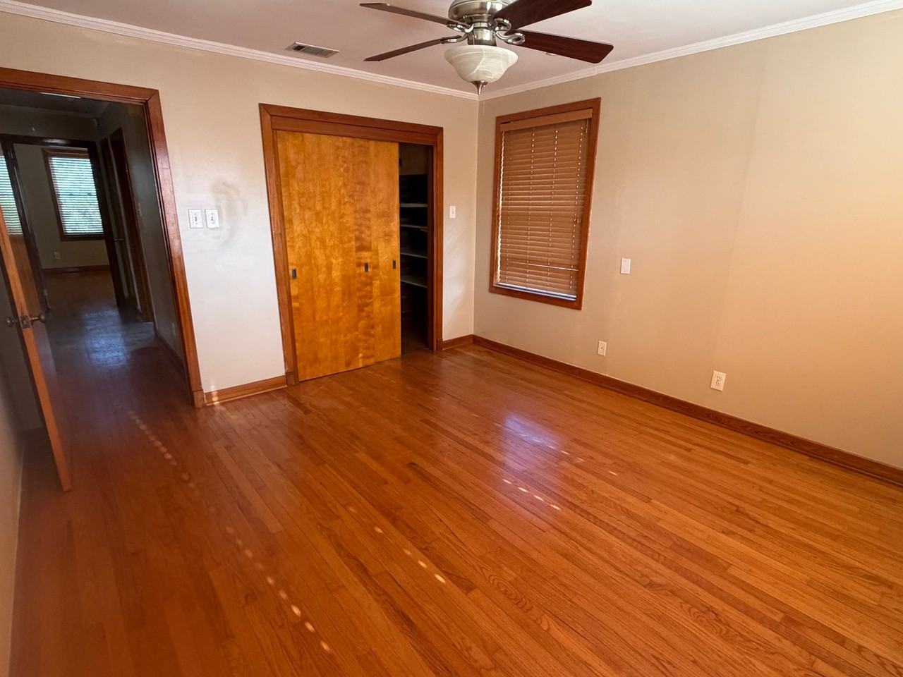 125 Walker St - Photo 4 of 10