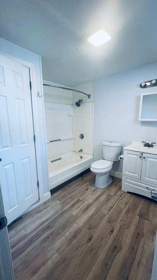 532 Warren St #EAST - Photo 7 of 13