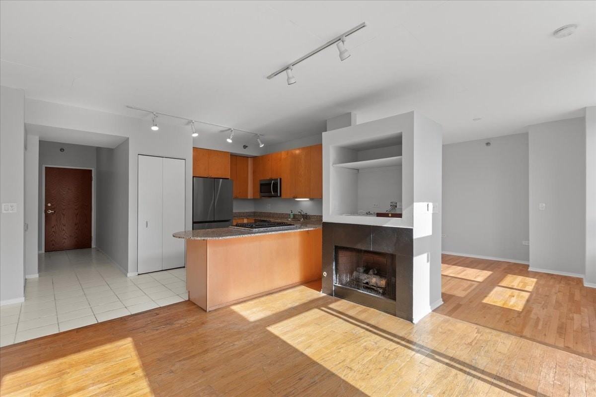 701 South Wells Street, Unit 803 - Photo 3 of 17