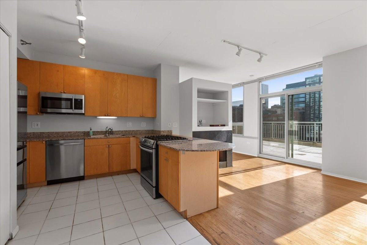 701 South Wells Street, Unit 803 - Photo 4 of 17