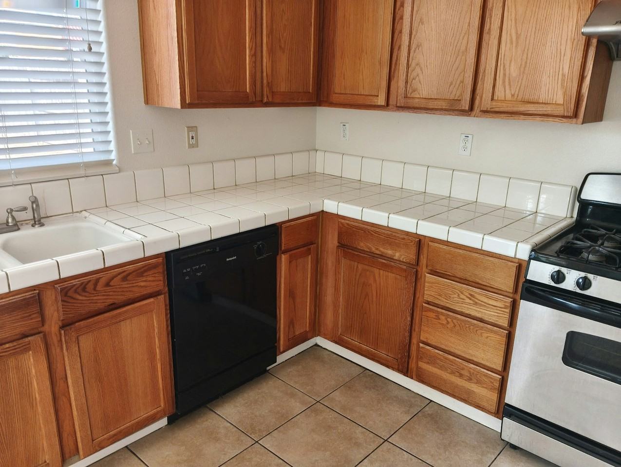 5929 Tangerine Avenue - Photo 4 of 11