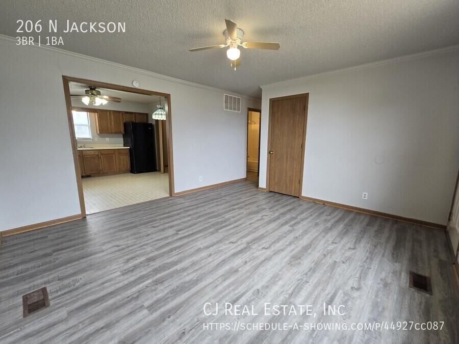 206 N Jackson Ave - Photo 2 of 7