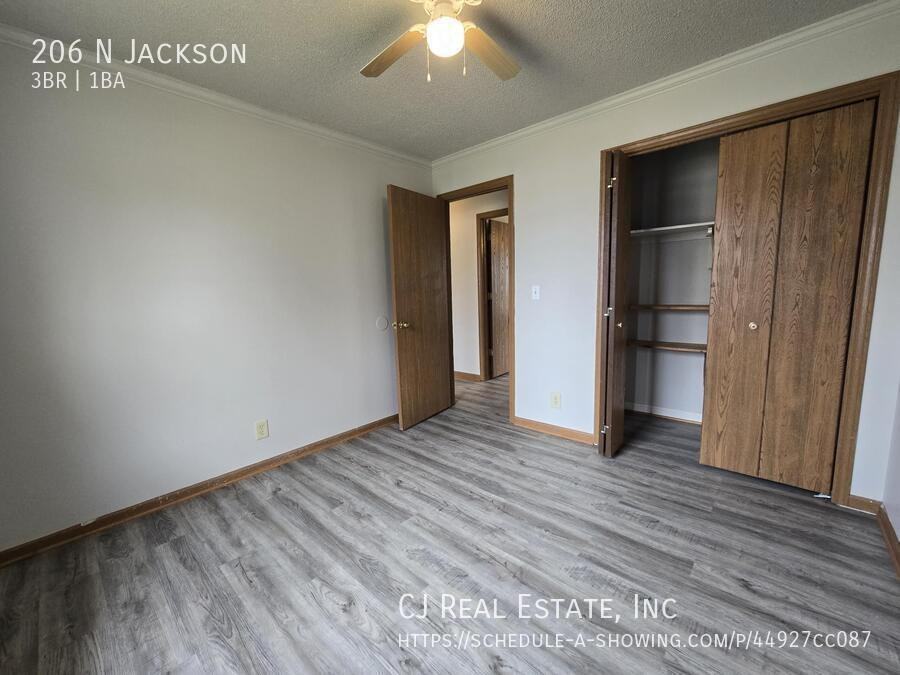 206 N Jackson Ave - Photo 5 of 7