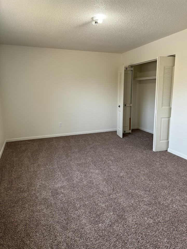 2423 W 27th St #C - Photo 5 of 10