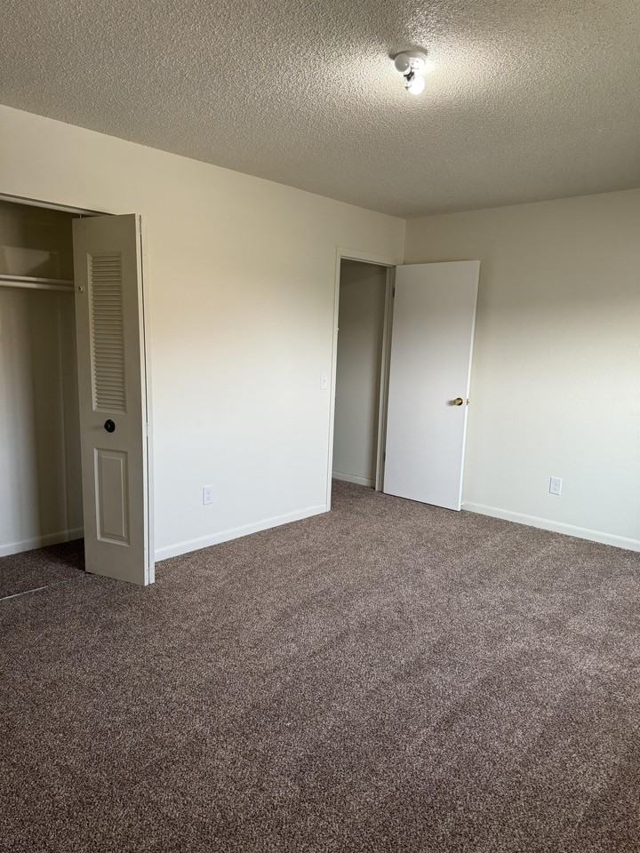 2423 W 27th St #C - Photo 6 of 10