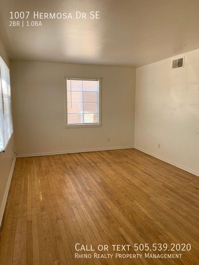 1007 Hermosa Dr Se - Photo 2 of 15