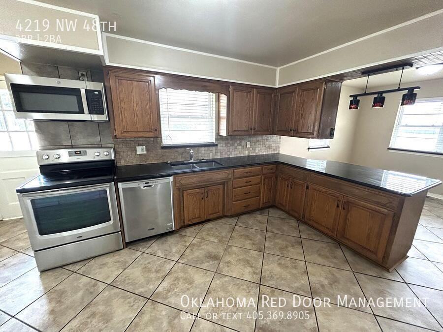 4219 Nw 48th St - Photo 3 of 10