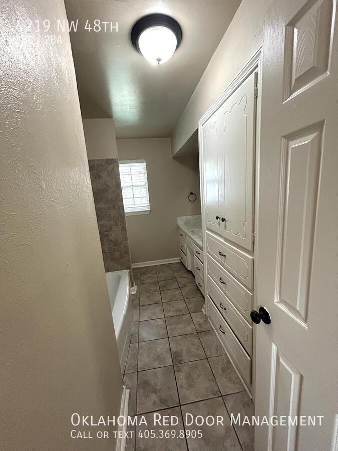 4219 Nw 48th St - Photo 7 of 10