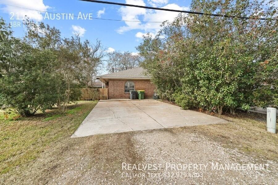 2118 N Austin Ave - Photo 2 of 11