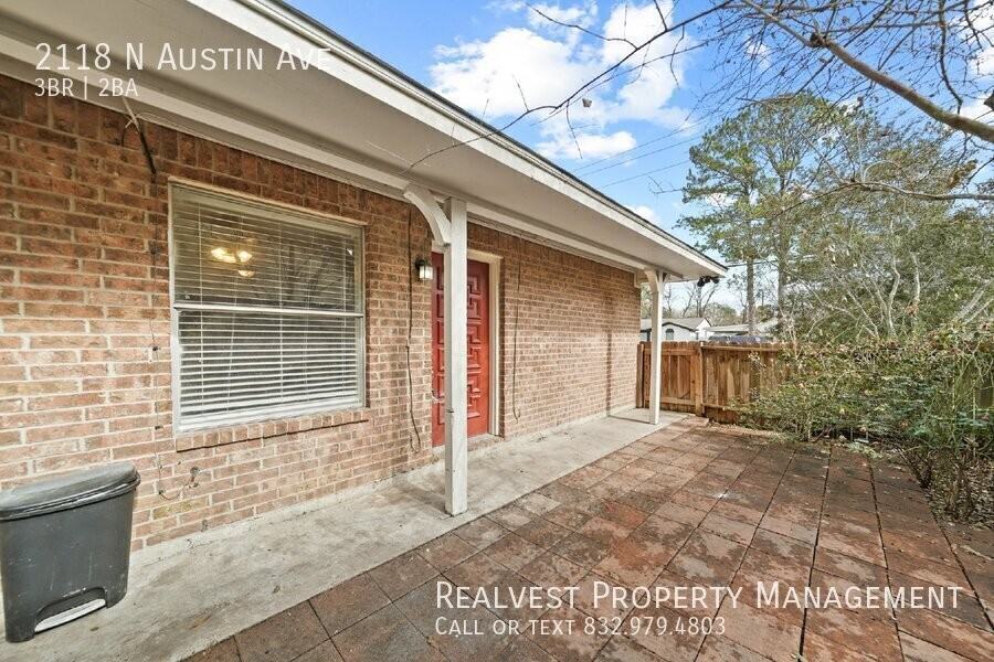 2118 N Austin Ave - Photo 3 of 11