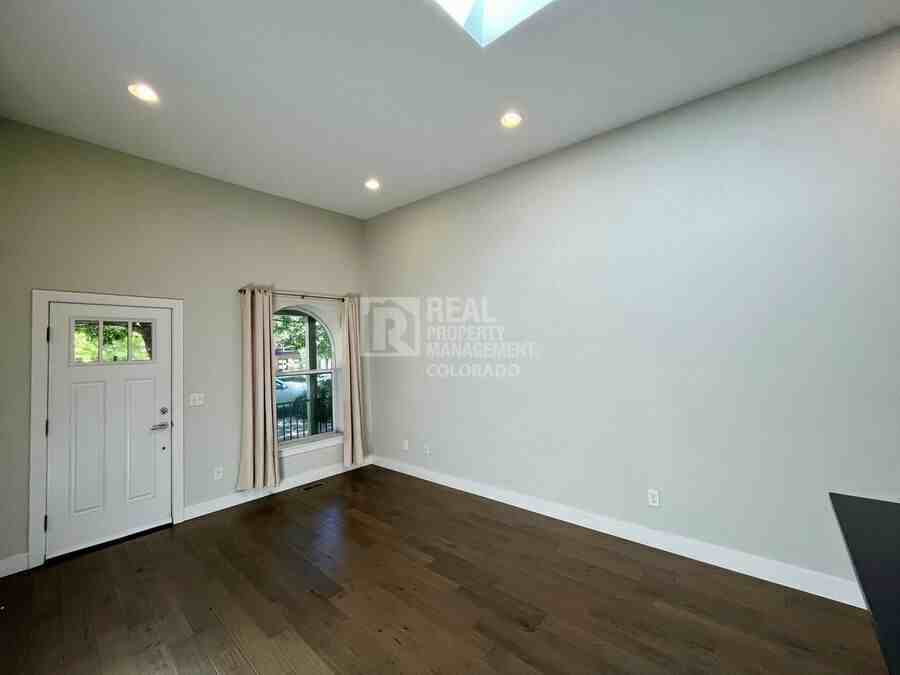 3833 Shoshone St - Photo 4 of 9