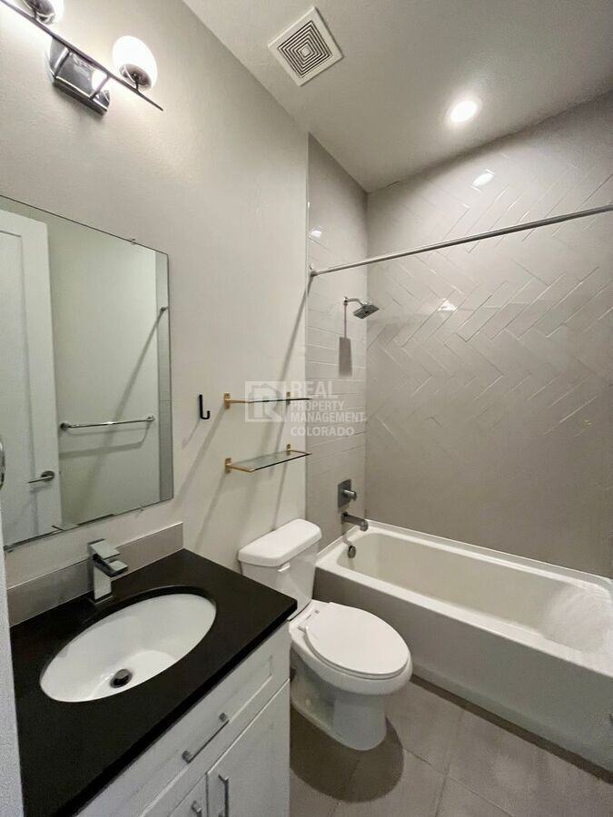 3833 Shoshone St - Photo 5 of 9