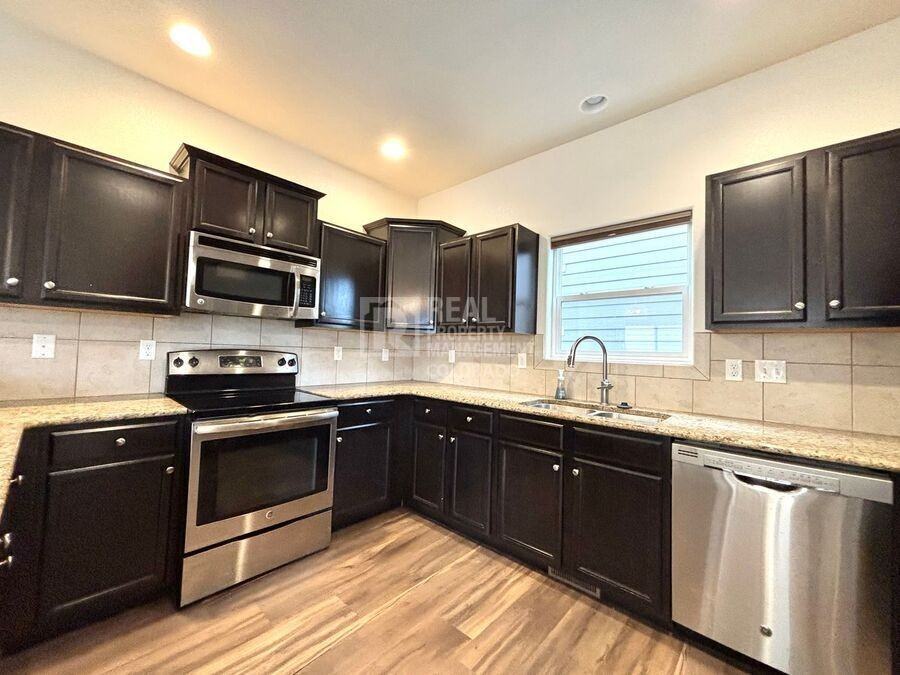 914 Antrim Loop - Photo 4 of 19