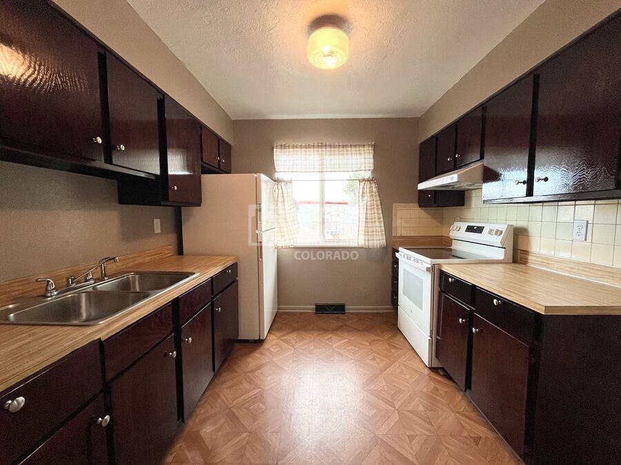 208 6th St - Photo 4 of 18