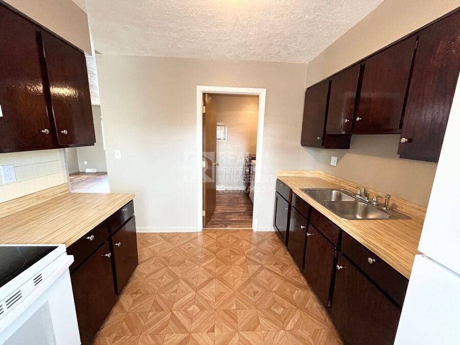 208 6th St - Photo 5 of 18