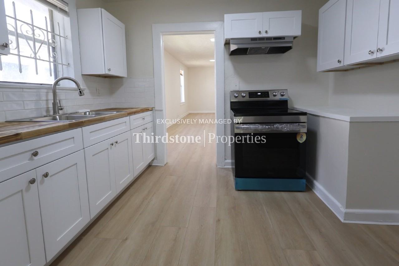 1502 Fairfax St - Photo 6 of 23