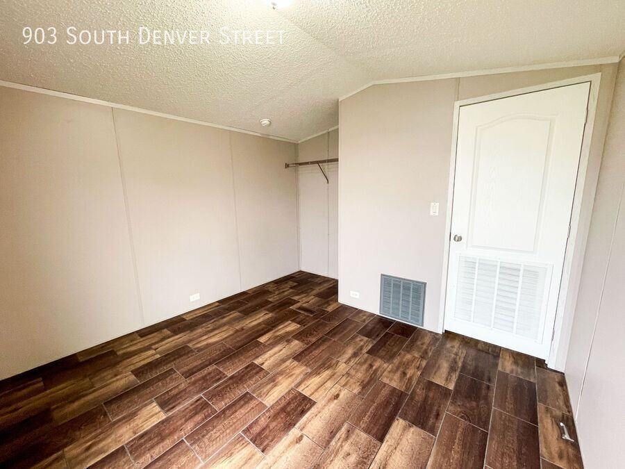 903 S Denver St - Photo 2 of 6