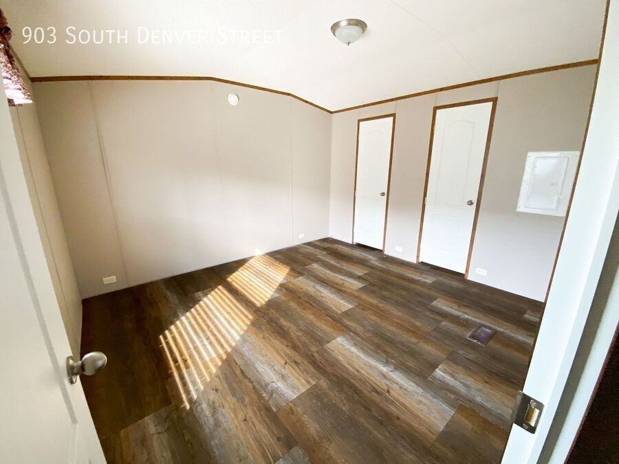 903 S Denver St - Photo 3 of 6