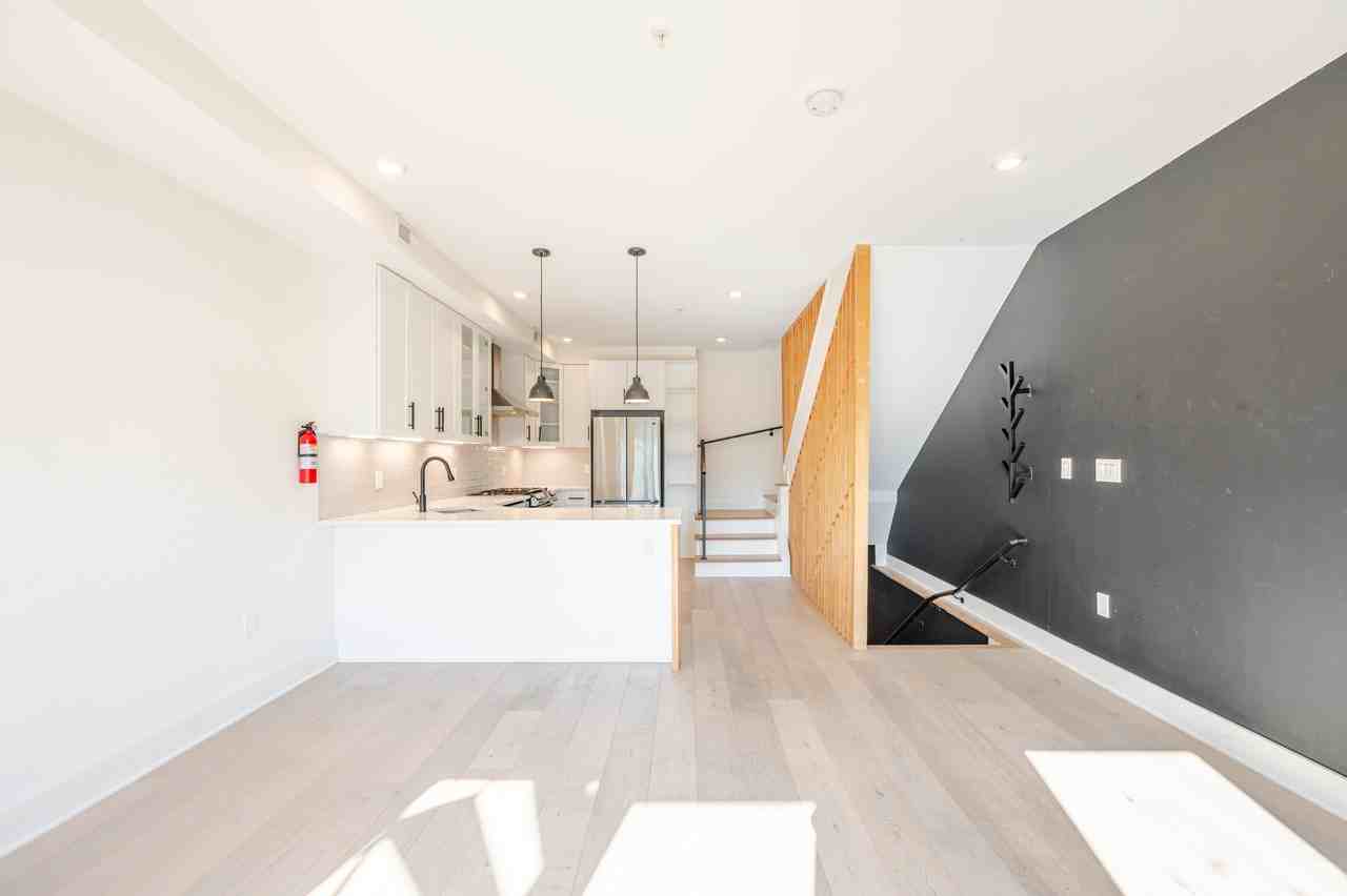 761 19th St Ne #4 - Photo 4 of 33