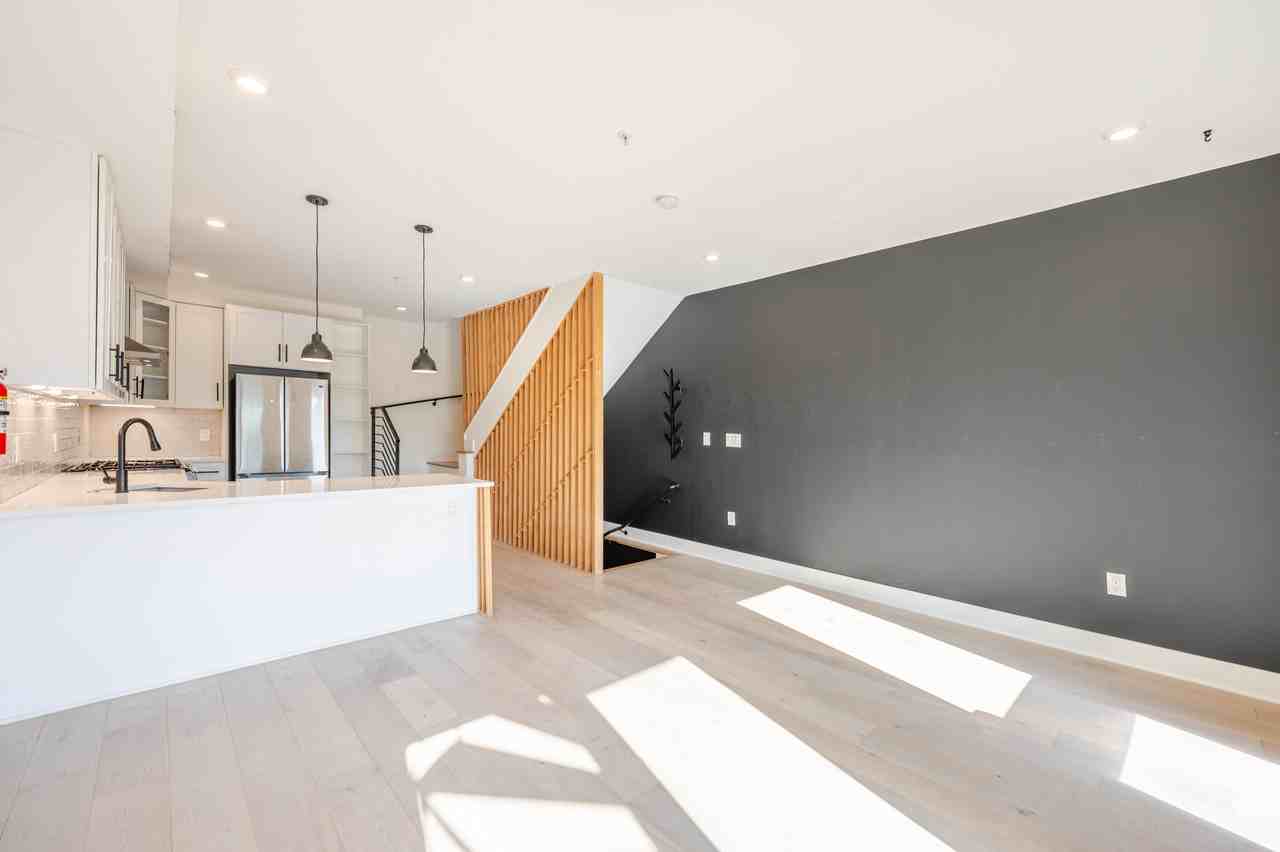 761 19th St Ne #4 - Photo 5 of 33