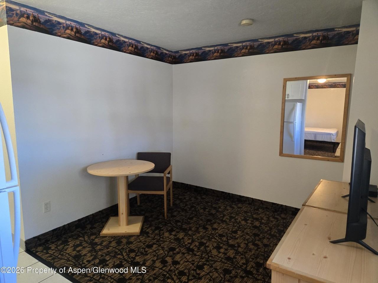 627 W Victory Way - Photo 2 of 8