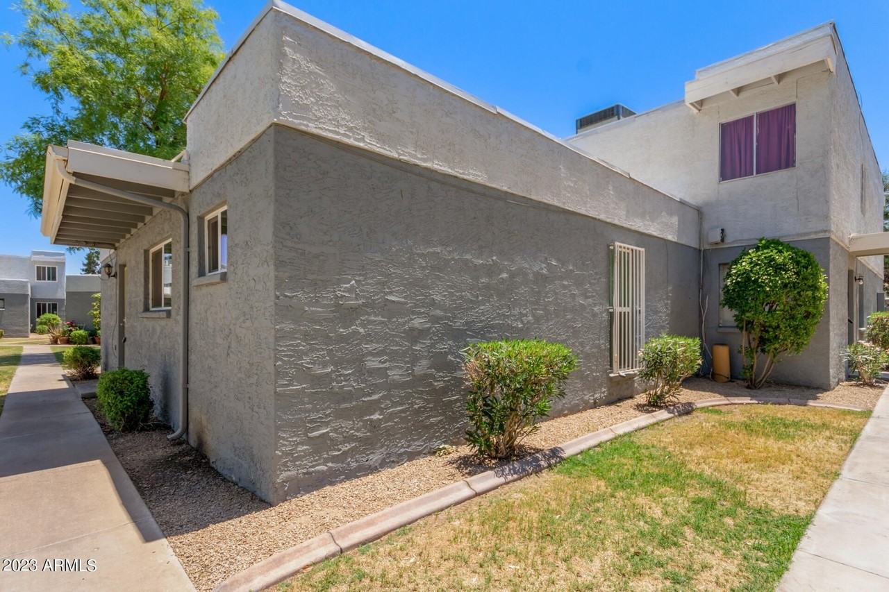 2633 W Ocotillo Rd #1 - Photo 3 of 27
