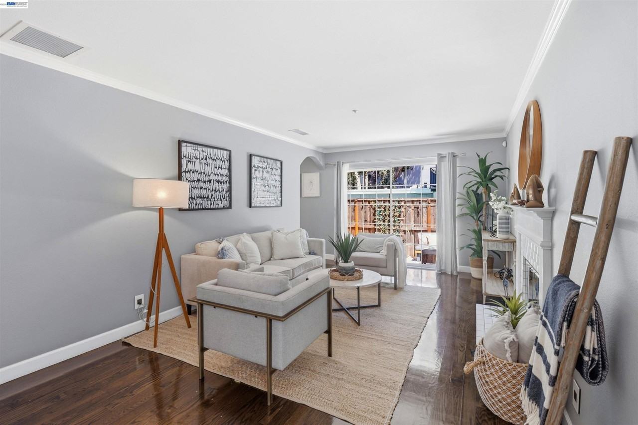 1569 Oxford St - Photo 2 of 9