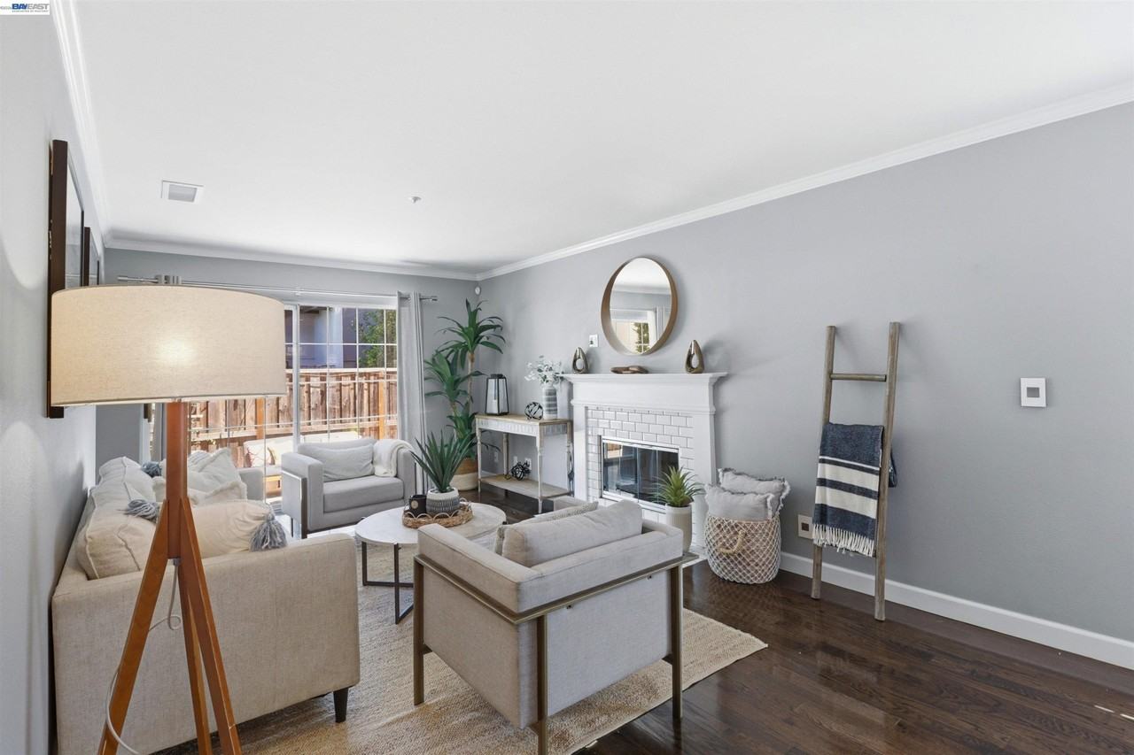 1569 Oxford St - Photo 3 of 9