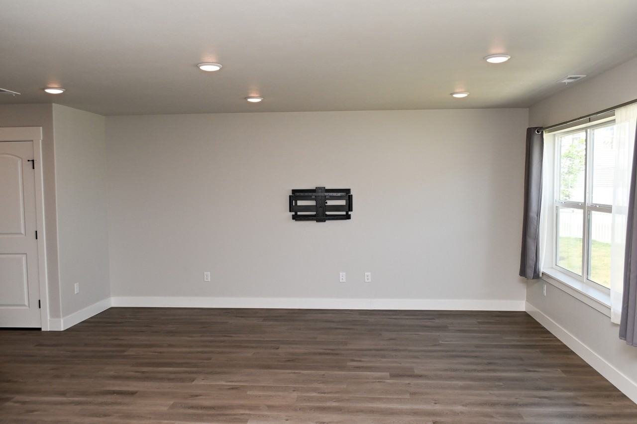 1463 W 2055 S - Photo 4 of 24
