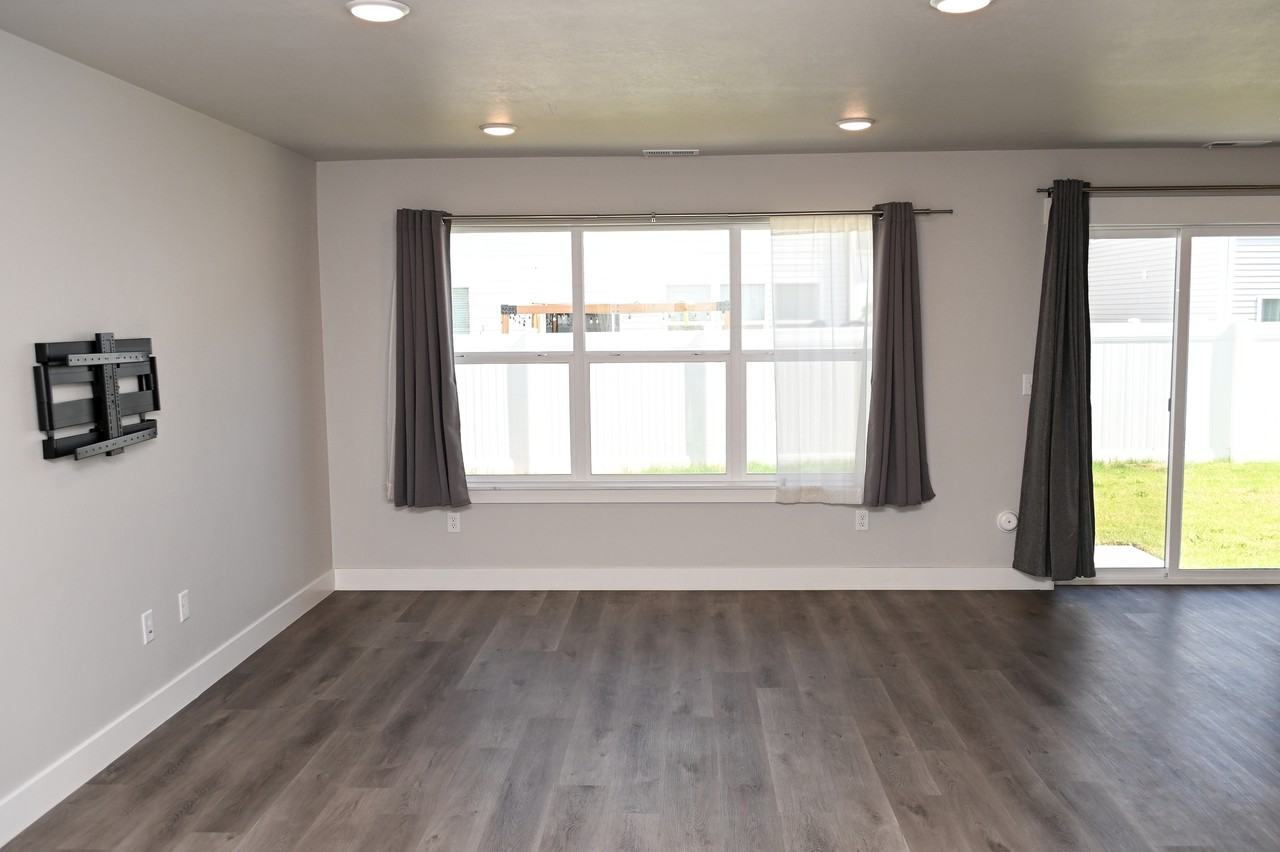 1463 W 2055 S - Photo 5 of 24