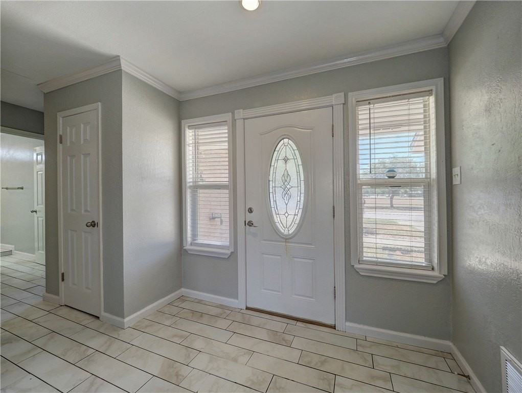 2114 Matagorda Dr - Photo 2 of 32