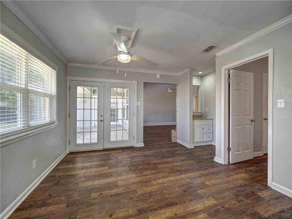 2114 Matagorda Dr - Photo 3 of 32