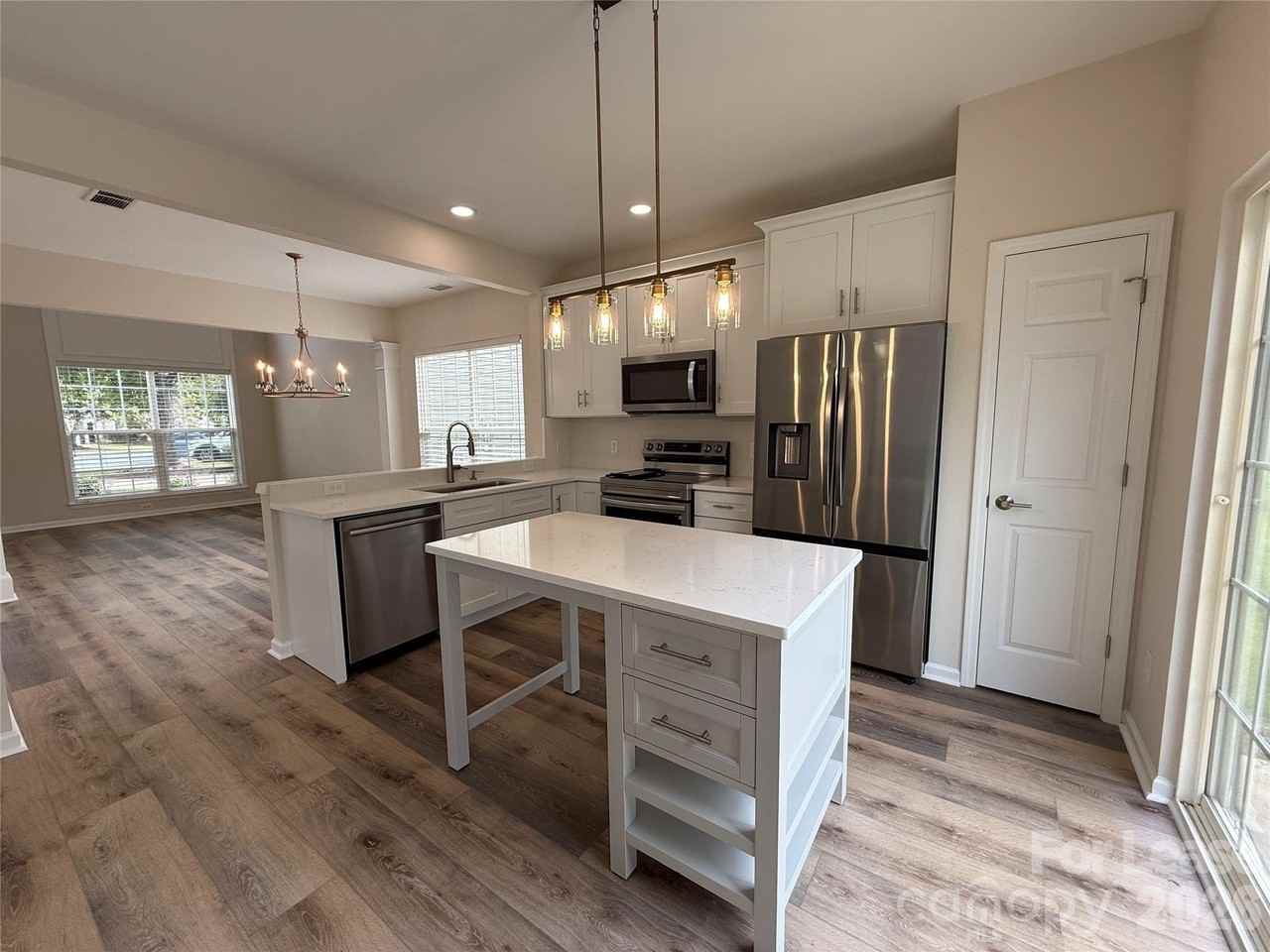 3404 Laurenhurst Ln - Photo 6 of 24