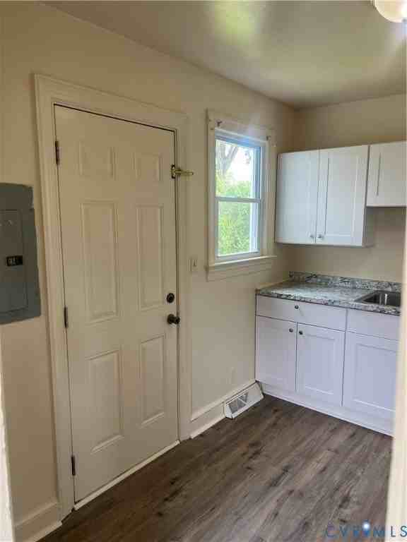 2701 Gordon St - Photo 5 of 12
