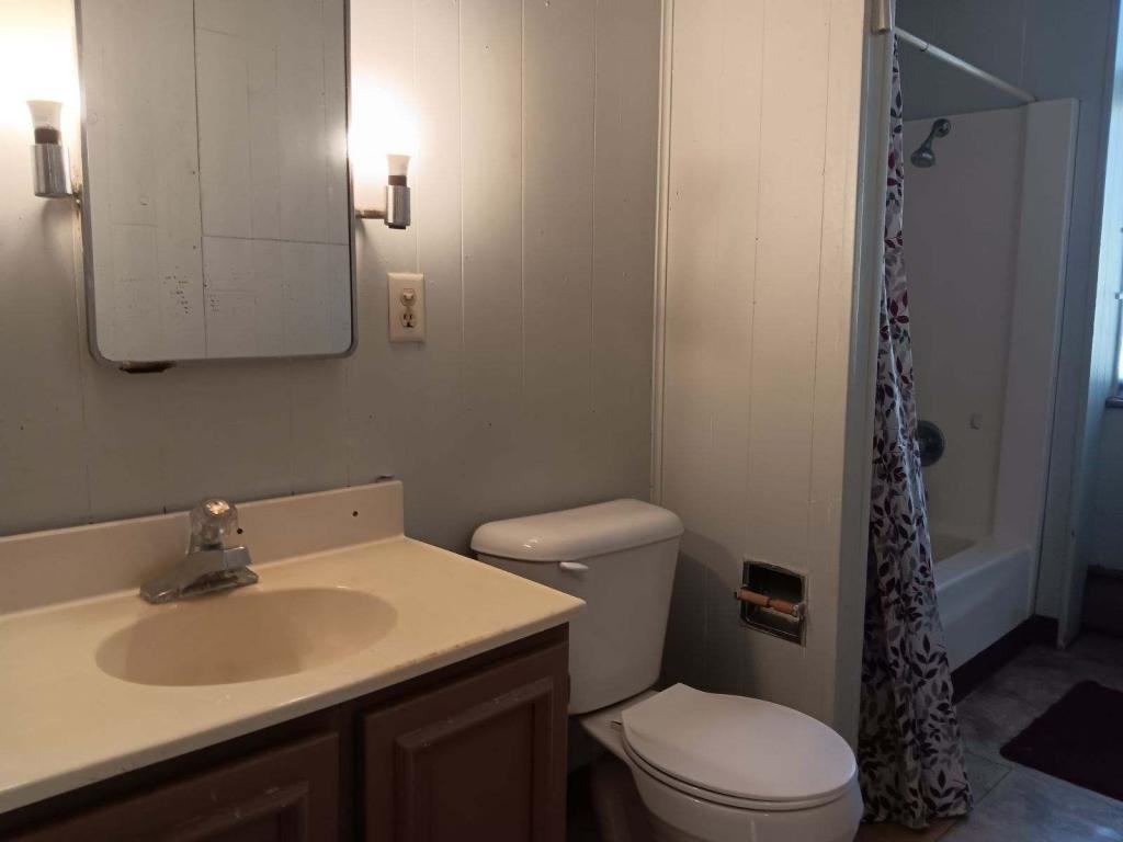 410 E Iroquois St - Photo 2 of 3
