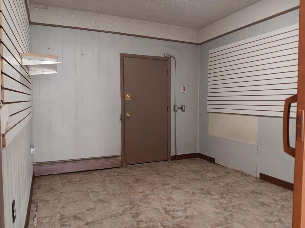 410 E Iroquois St - Photo 3 of 3
