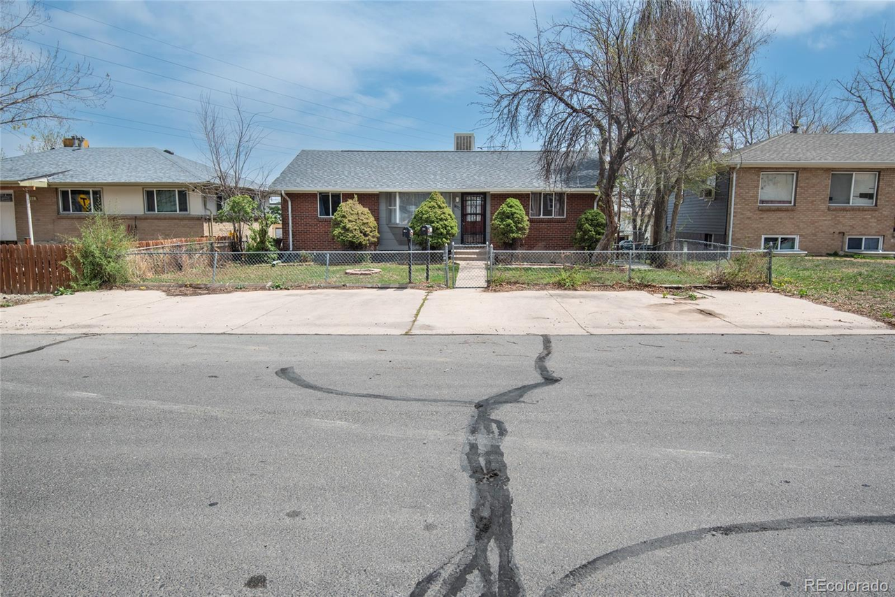 1260 Brentwood St - Photo 4 of 15