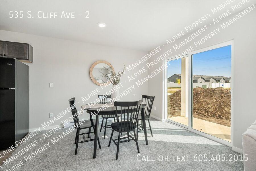 535 S Cliff Ave #2 - Photo 6 of 40
