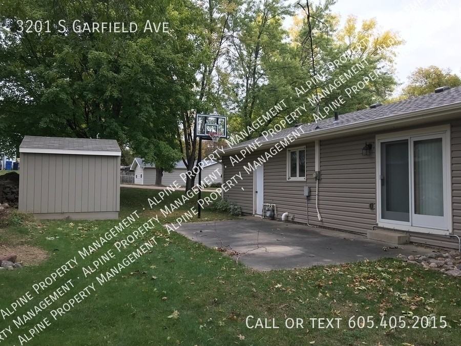 3201 S Garfield Ave - Photo 2 of 35