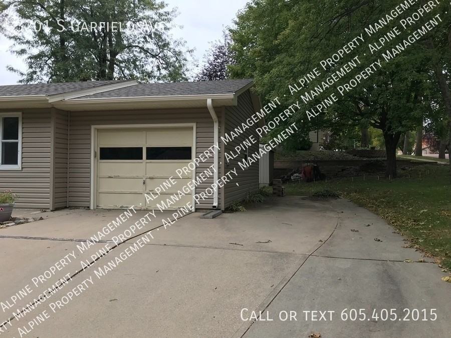 3201 S Garfield Ave - Photo 3 of 35