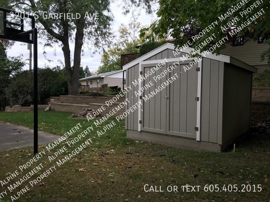 3201 S Garfield Ave - Photo 4 of 35