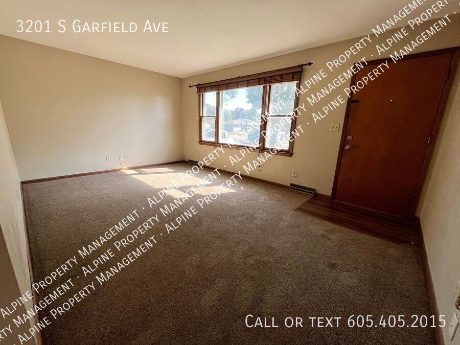 3201 S Garfield Ave - Photo 5 of 35